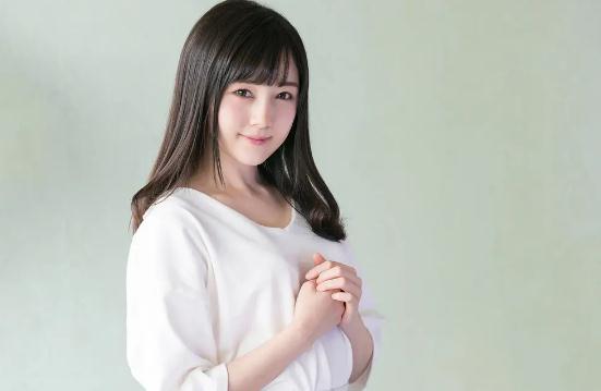 她的笑容非常的甜美，全身上下都散发着一种青春美少女的感觉，给人一种学生妹的感觉，再加上自己修长的美腿，引得众人追捧。