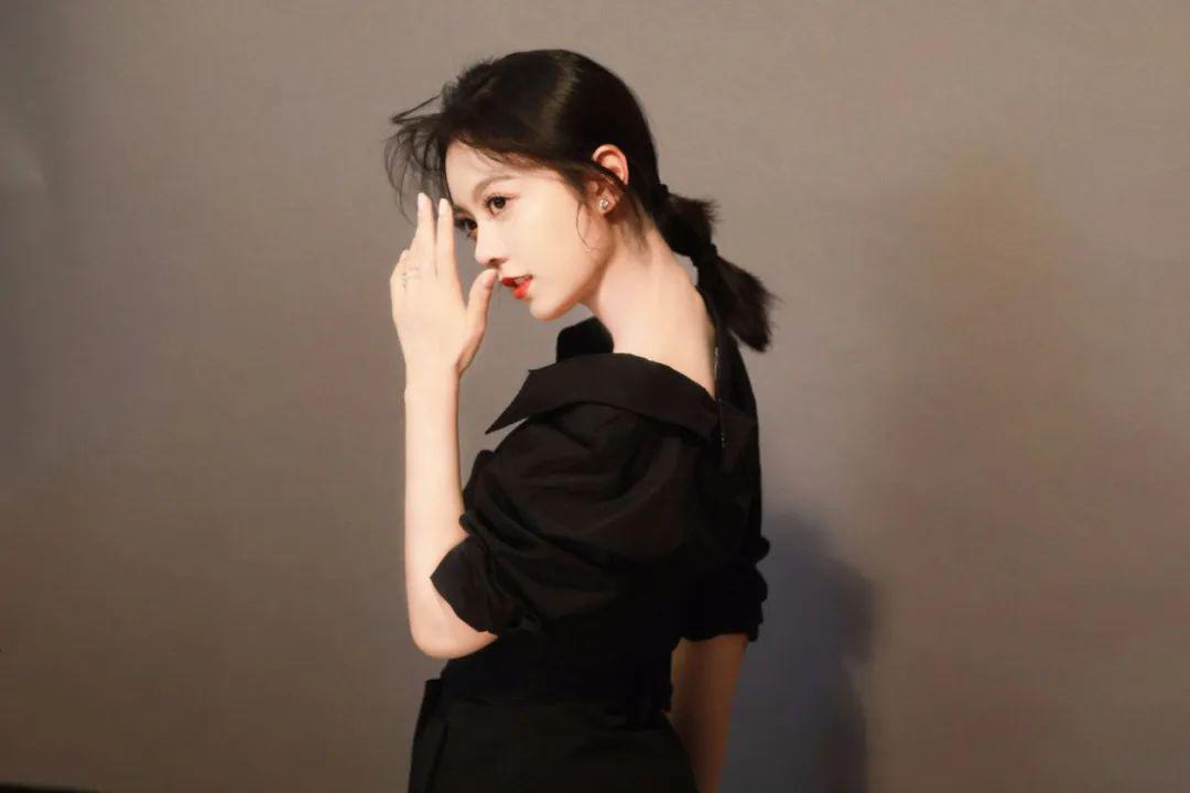 如今刚满18岁的赵今麦颇有大女主范儿，黑发红唇妆的她立马叫人眼前一亮，POSE也又飒又辣，摆脱软萌风格的她立现成熟，年纪小就有大气场，能完美hold住各种风格。