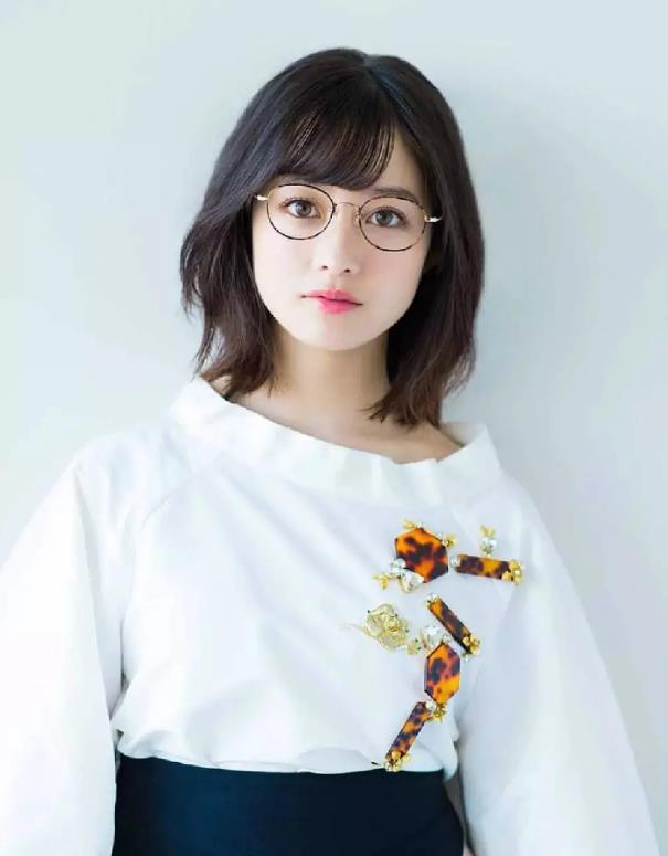 桥本环奈出生于1999年，现在还是一个21岁的美少女，这么小的年纪在日本的娱乐圈已经算是名气很大了，这是因为桥本环奈出道要比一般的明星要早，虽然年纪不大可是资历却挺老了。