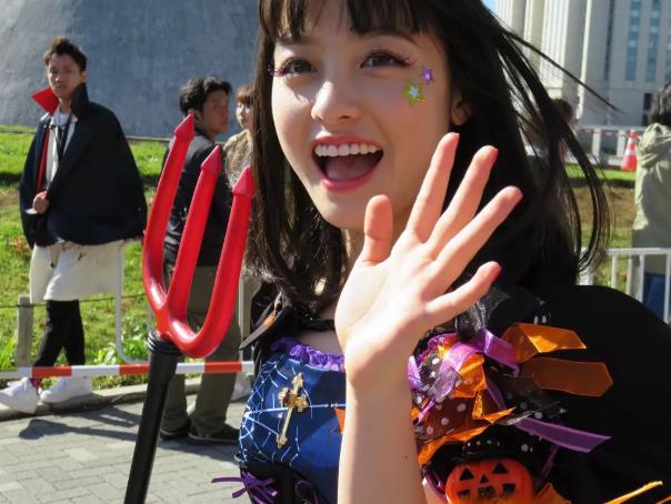 实际上桥本环奈和道枝骏佑目前并没有任何合作，但是网上经常会出现两人同框的视频