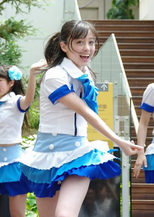 2009年时才刚小学三年级的桥本环奈就以童星的身份出道了，那时的桥本环奈虽然很小可是颜值很高，很快便火起来，之后更是发展迅速，由于出众的颜值桥本环奈被奉为千年难一见的美少女，成为了众多人心目中的完美女神，不仅拍影视剧还上综艺做主持，火的一塌糊涂。