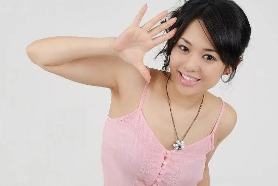苍井空出生于日本东京，日本女子组合惠比寿麝香葡萄的初代领袖，现成员、OG领袖。由于其“童颜巨乳”的特征，开端取得人气，并接连在2003年及2004年连任日本《VideoBoy》杂志年度性感女艺人榜首名。2017年1月，正式宣告退引，不再拍照成人著作。