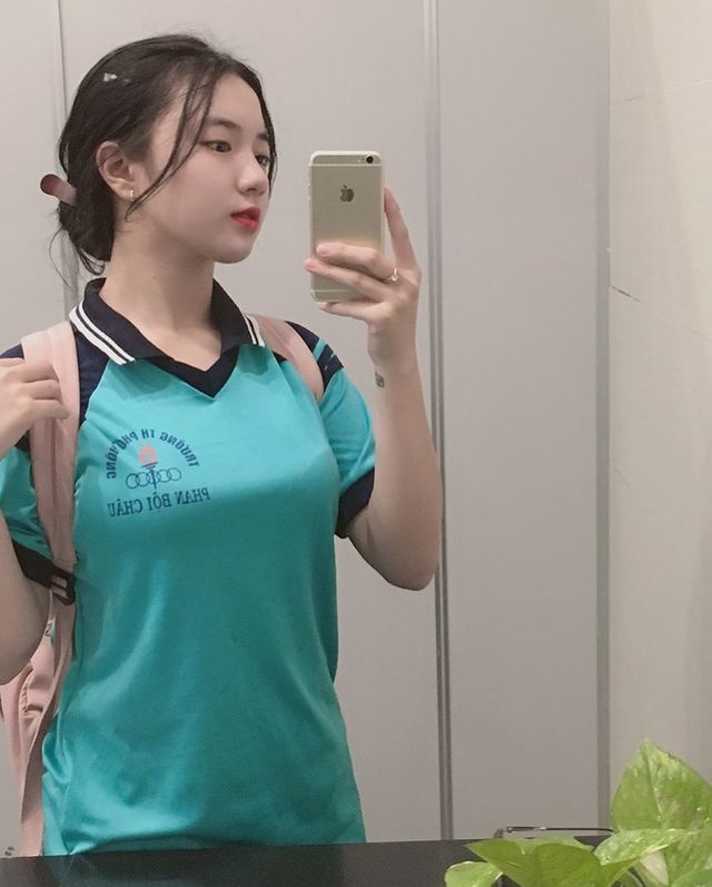有位来自越南的学生妹，单纯一张自拍侧脸照，笑得甜美可爱，但是拉紧制服没有在客气的，直接给你「胸爆」，优质的反差魅力，不赞一波吗♥