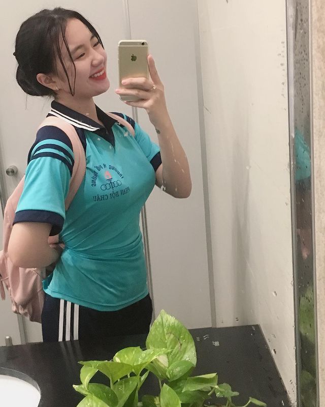然而这位有着隐乳的学生妹，是在2004年出生的女孩！简单来说目前（2020年）才16岁的年纪，就有如此的颜值跟身材，再度让人赞叹真不愧是越南妹啊～
