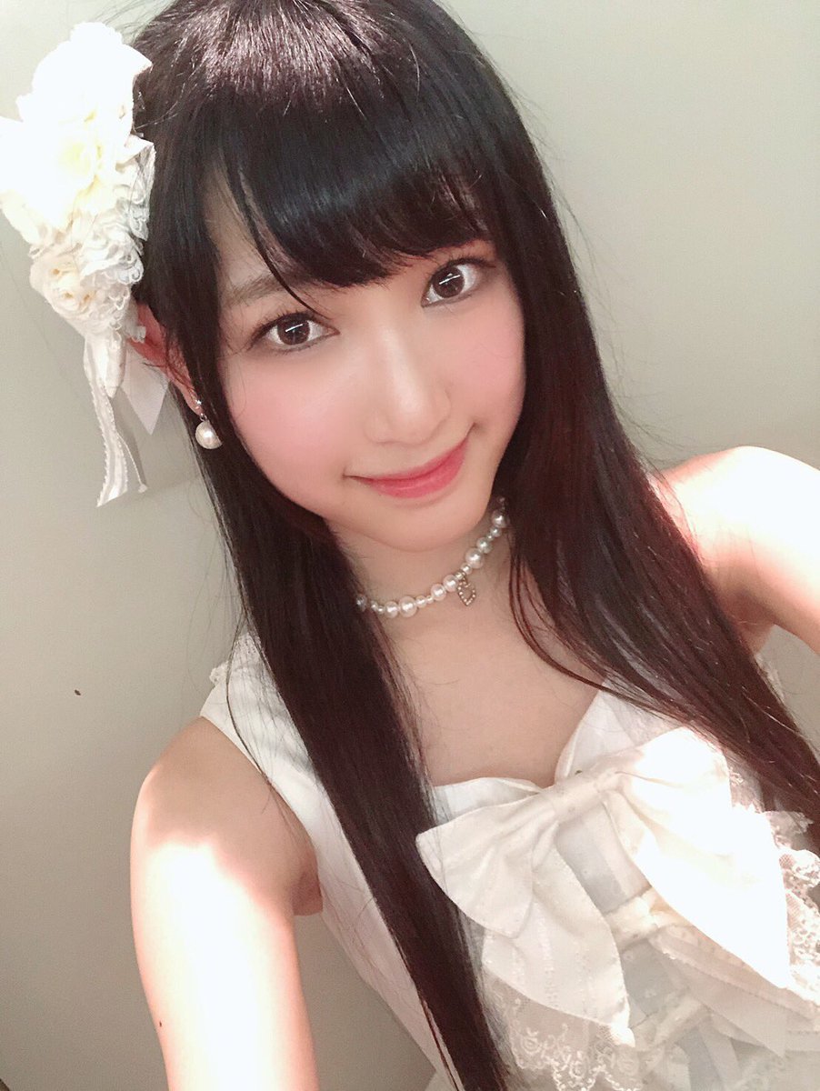 而日本女团向来给人的印象，就是无时无刻都散发着活力朝气的样子，每当原加恋笑开怀时，都能让人感觉全世界都一秒亮了起来，那一抹如冬阳般的微笑，对粉丝而言，真的是最有效的疗愈良药了！