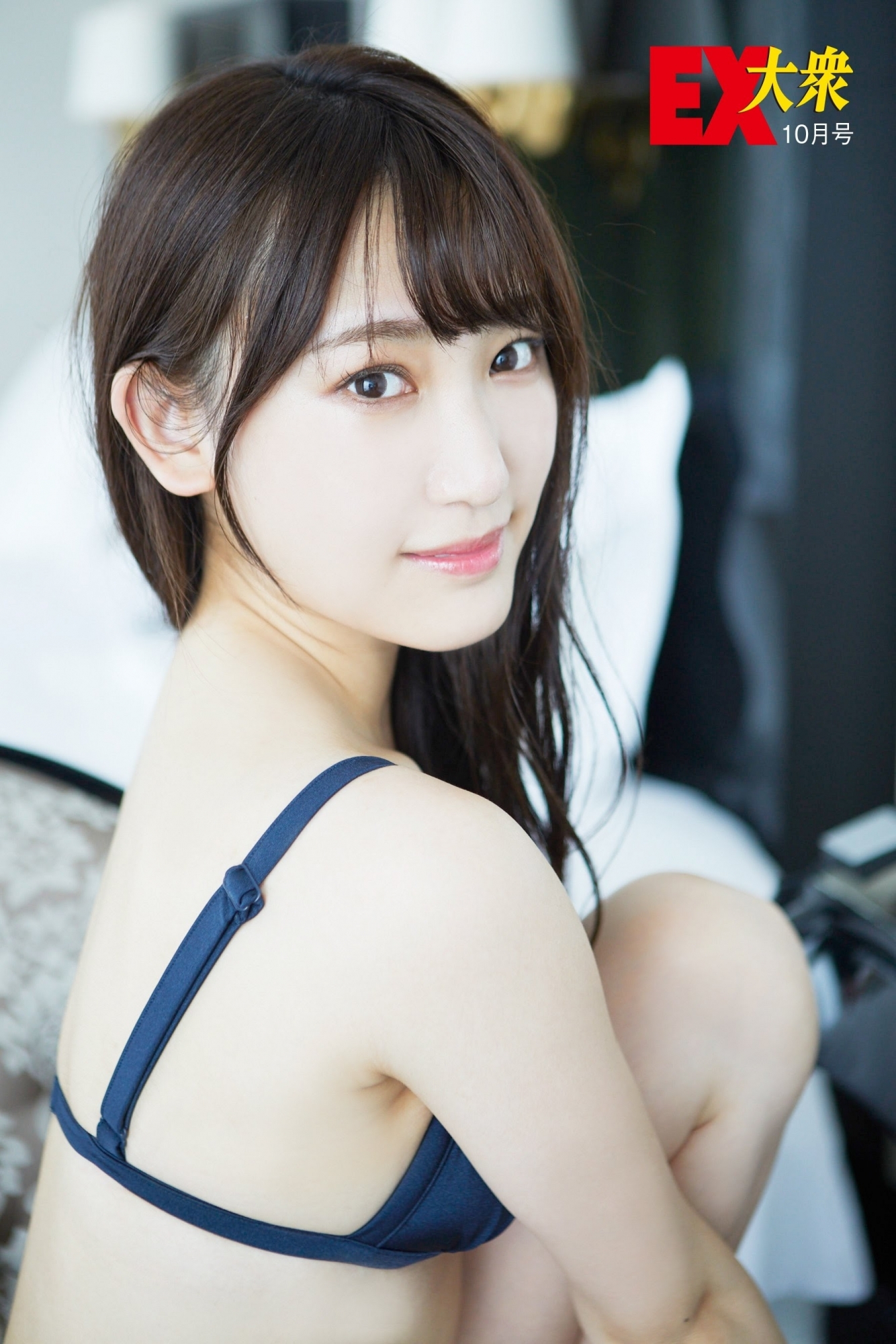近日，她为周刊拍摄的写真照也抢先曝光，只见拥有一头乌黑秀发的她，带着灿笑直视镜头，居家感的拍摄风格，也让人看了相当舒服，并大方晒出「事业线、小蛮腰」和一身光滑水嫩的肌肤，照片曝光后，网友也纷纷直呼超惊艳，敲碗希望她未来多多尝试拍性感写真。