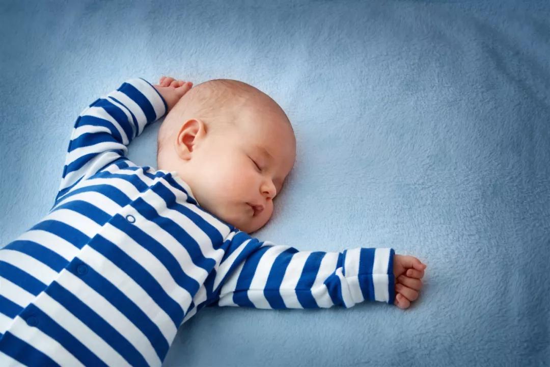 不满半岁的宝宝,出现这三种睡姿时一定要纠正,比睡扁头还坑娃