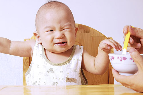 宝宝一岁前辅食很重要,及时添加这类食物,宝宝发音清楚出牙好