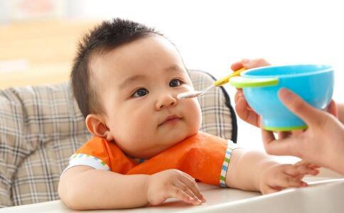 宝宝一岁前辅食很重要,及时添加这类食物,宝宝发音清楚出牙好