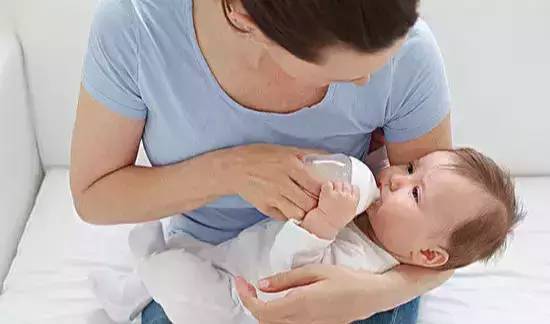 母乳喂养有＂门道＂：给宝宝喂奶时,妈妈的这5种行为要“拒绝”