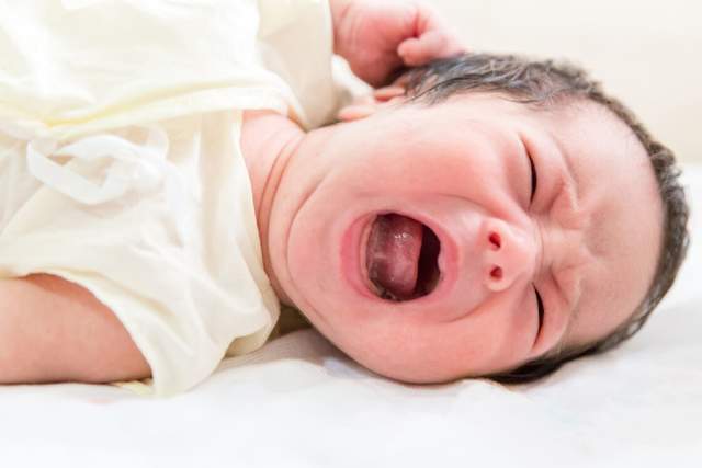 宝宝肠绞痛哭闹不止、睡不好，除了排气之外,你还应该懂的技巧