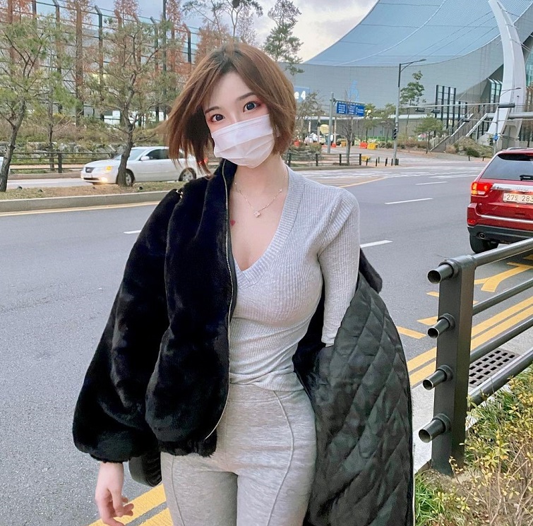看Mina 민아挺雪乳上街的照片，就觉得这波疫情好像也没那么难熬了，至少在这时期，还有爆乳正妹能看，希望正妹们都可以效仿她，可以露奶但要乖乖戴口罩。