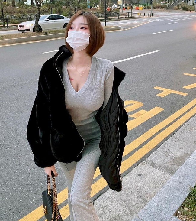 Mina 민아从不吝啬在IG上分享火辣美照，留著一头俏丽短发，显得成熟又性感，浑圆奶球总是可以立刻吸引大家视线，上个月底的万圣节，Mina 민아化身爆乳天使，但这明明就是魔鬼身材，一点也不符合主题啊！