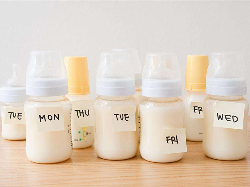 小宝宝一直要吃奶,好像总是吃不饱怎么回事,是奶水不够吗？
