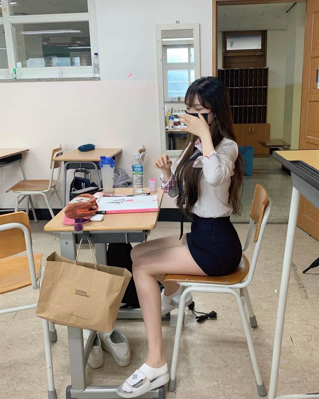 백징니有着超龄的美貌，看不出来只是个高中生，而且制服群子已经够短了，坐下来更露出一截白嫩大腿，隔壁同学的风景真是好啊！看着백징니的制服装扮，都像回到高中时代见到初恋的感觉，青涩的爱情真让人怀念。