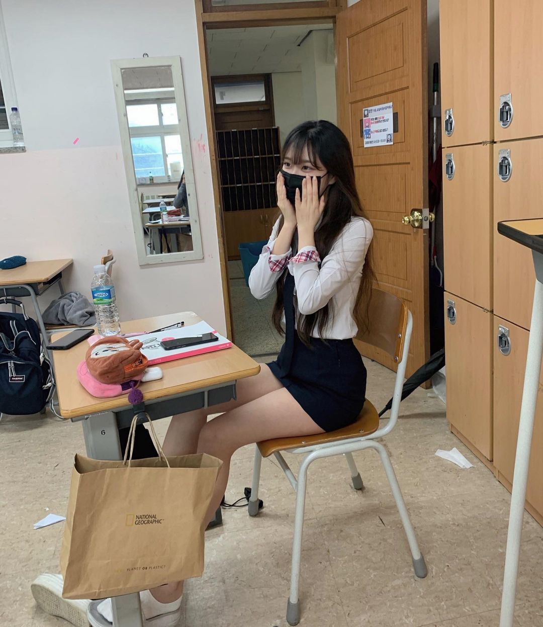 백징니褪掉学校制服后就是一般的年轻妹子，白皙的小脸上有着一双水汪汪大眼，凹凸有致的身材实在太喷火，现在高中生到底都吃了什么？发育真的很好耶！