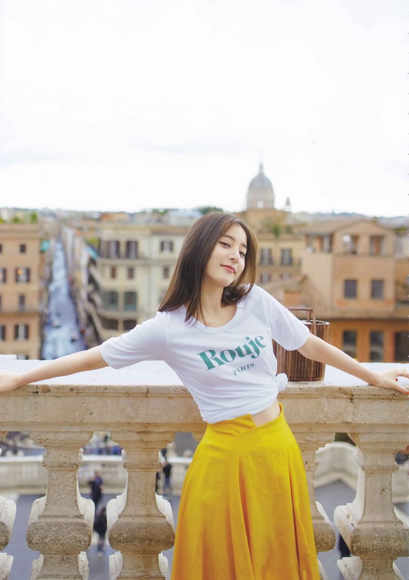 今天分享的是她拍的第二本写真集《honey》，看名字就知道很甜。果然走的是小清新路线。但是也是突破的地方。比如穿着衣服泡温泉的湿身诱惑。这种正经美人沐浴给你看，是个男人差不多都会心动吧。