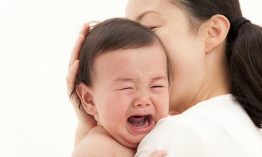 喂奶时被宝宝＂下狠嘴＂,疼的宝妈反手一巴掌,孩子反应让人心疼