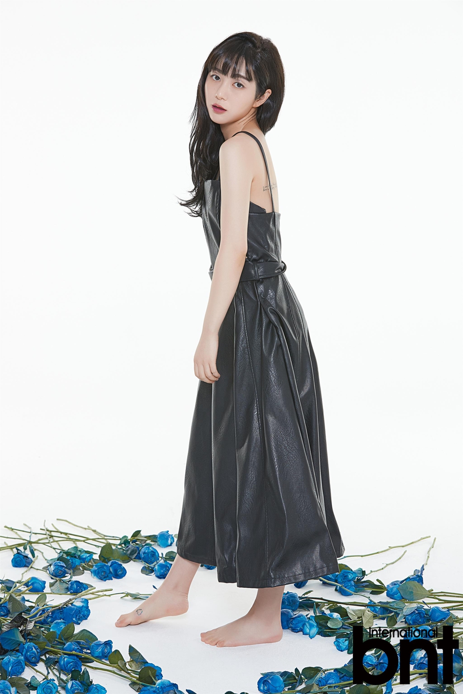 权珉娥穿黑色吊带裙气质清冷。