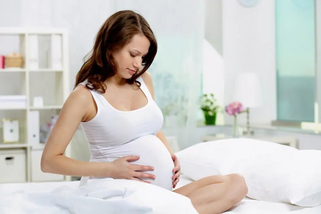 为什么有的孕妈显怀早有的晚？多和这些因素有关,了解一下没坏处