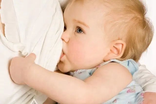 宝宝总是吃不饱,可能不是奶水不足,和三个原因有关,别忽视