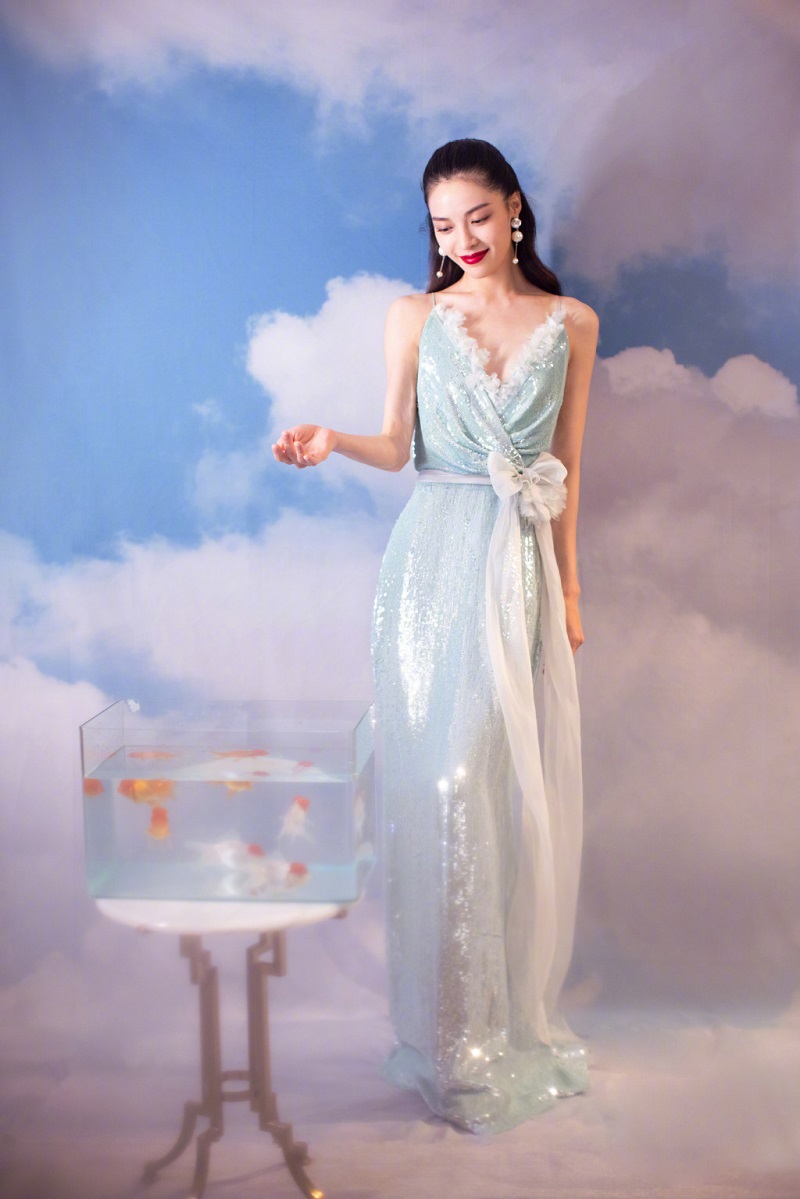 12月2日，钟楚曦参加时尚盛典，一袭银蓝流光裙勾勒曼妙身材，珍珠耳环，明艳红唇，尽显精致闪耀的女明星光芒。