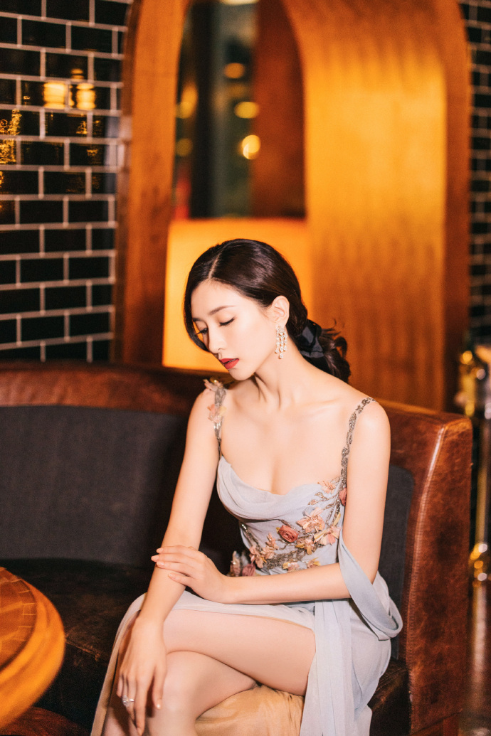 江疏影微微低头，好身材呼之欲出。