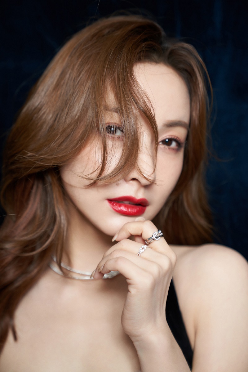 此刻的吴昕像极了神秘的美人鱼，浑身散发着七彩泡沫般的光茫。