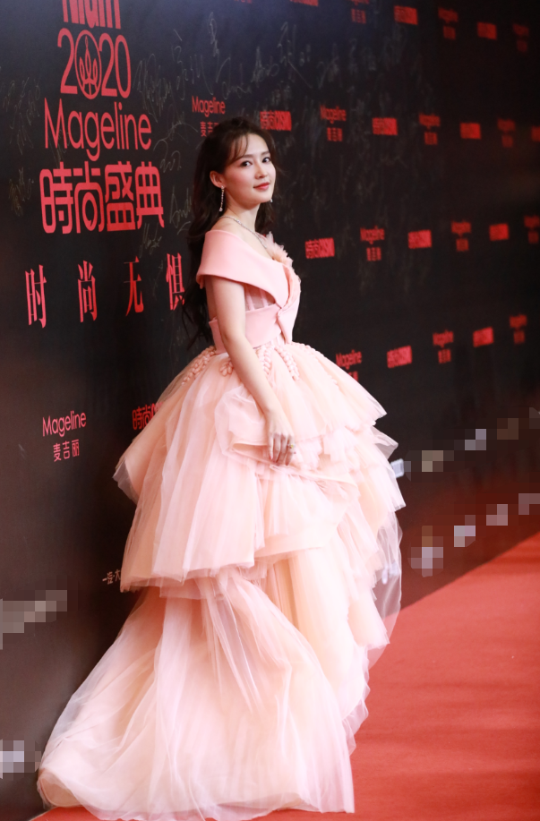 12月2日，李沁现身2020COSMO时尚盛典红毯，她身穿马卡龙蛋糕裙甜美亮相，十分迷人。