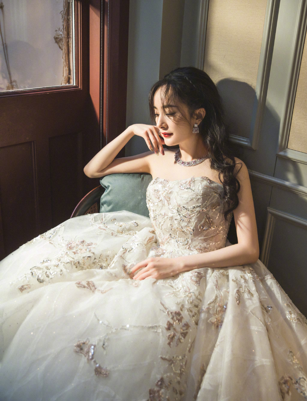 照片中，她身着浪漫白色星光裙现身古堡之中，简直就是复古又优雅的画中美人。