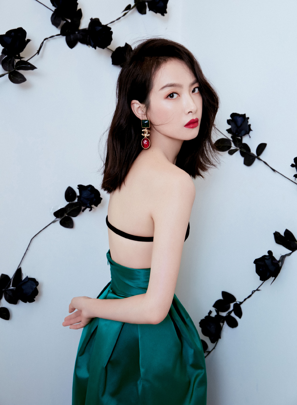 她的美背光滑白皙，超美。