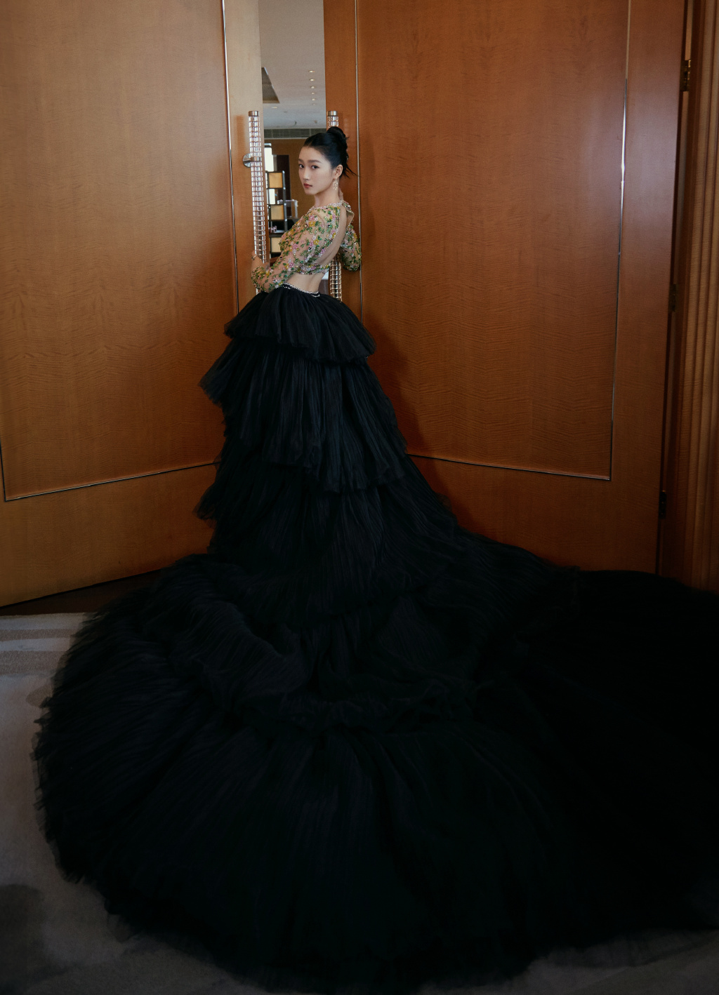 12月2日，关晓彤出席2020COSMO时尚盛典红毯的一组美图曝光。