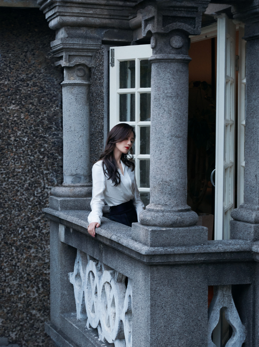 12月2日，刘诗诗参加COSMO时尚盛典的一组绝美造型大片释出，她身穿白色衬衫搭配黑色拖尾西装礼服，十分帅气，透露出独特个人魅力。