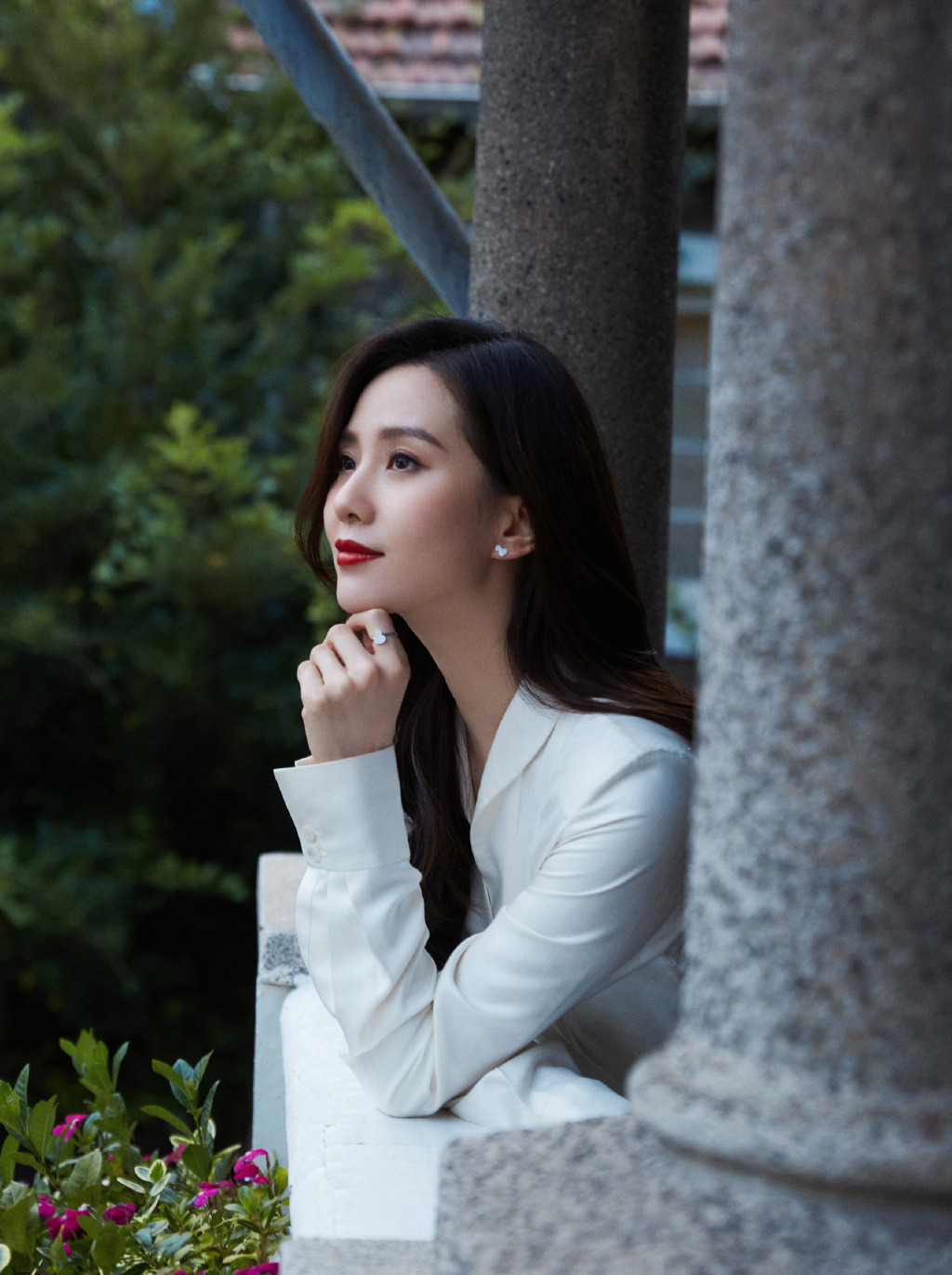 刘诗诗的五官精致又迷人，简直美不胜收。