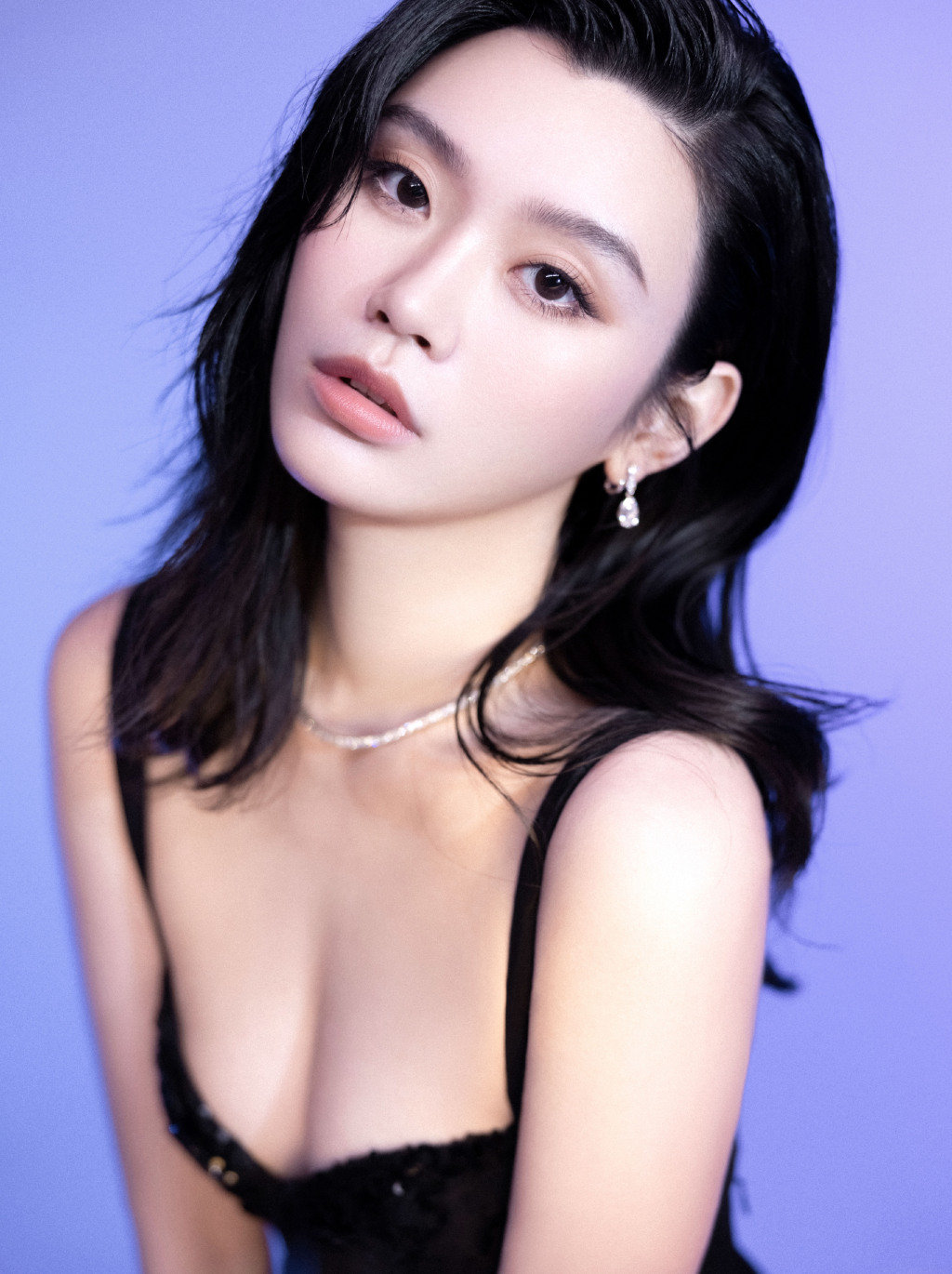 她的面色红润白皙，气色很好。