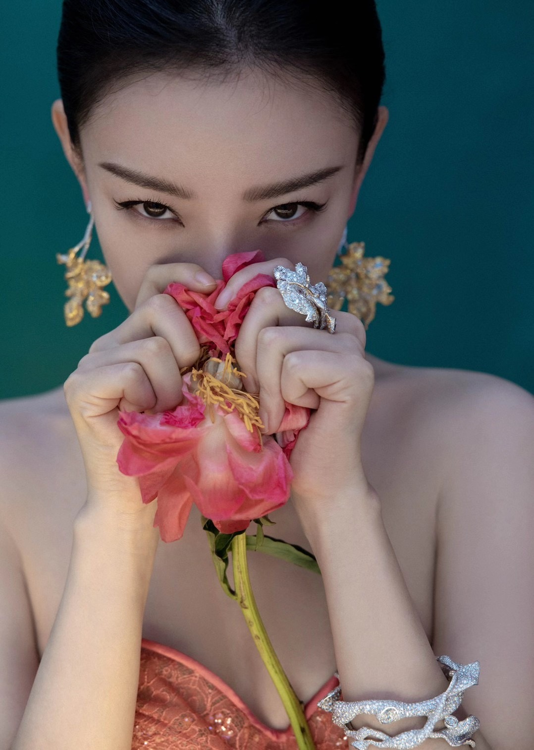 倪妮的皮肤白皙，非常漂亮。