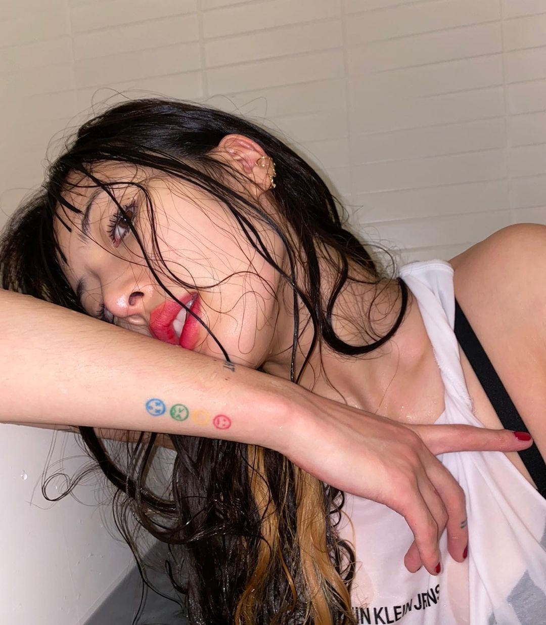 12月3日，泫雅在社交平台晒出一组照片，照片中，她穿黑色抹胸衣搭白色吊带，躺浴缸玩湿身诱惑，湿发配红唇性感又撩人。