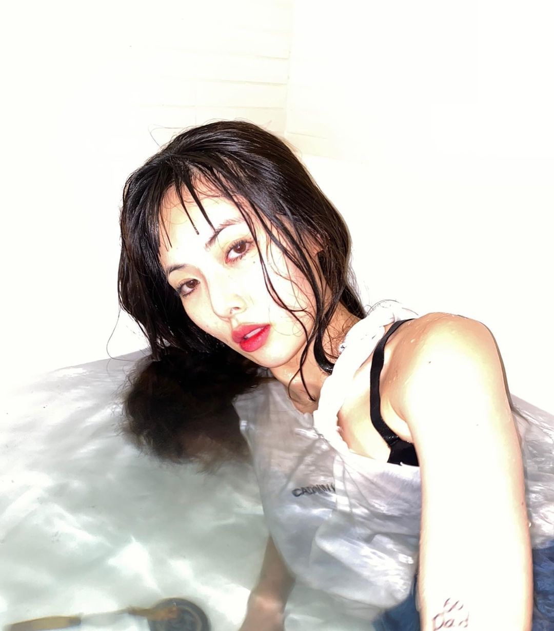 泫雅晒水中写真，轻松驾驭各种风格。