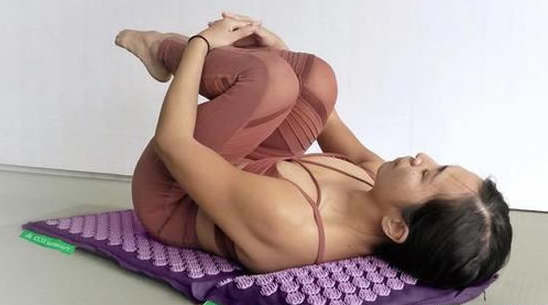 1、女性想瘦腹，做独木舟式扭腰运动 身体站直，两脚分开，双手交叉扣紧，呼气，并将手臂、肩膀和胸部转到左边，就像在划独木舟，同时左膝向右提。接着吸气并恢复原位。左右交替，可瘦腹。