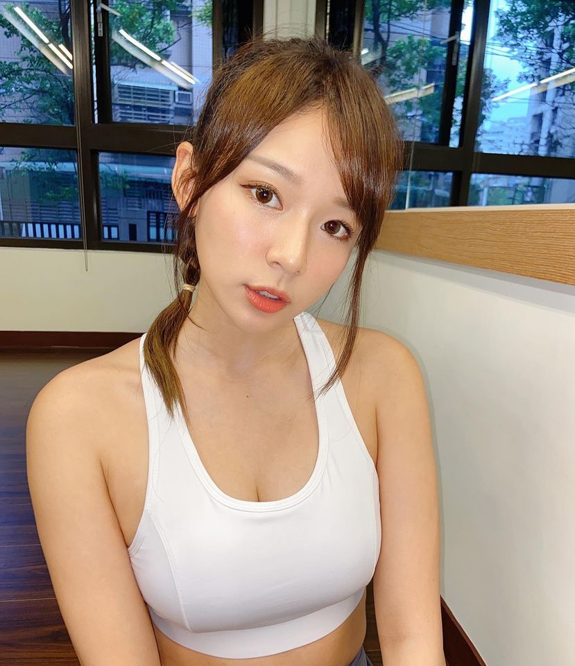 照片曝光后，网友也热烈回应：「是双胞胎吗？」、「一度以为是妳戴假发耶！妳们好像！」、「我全都要」…。对于大家一面倒称赞姊妹俩人长得很像、都很漂亮，林莎也亲自回覆网友：「以前更像」