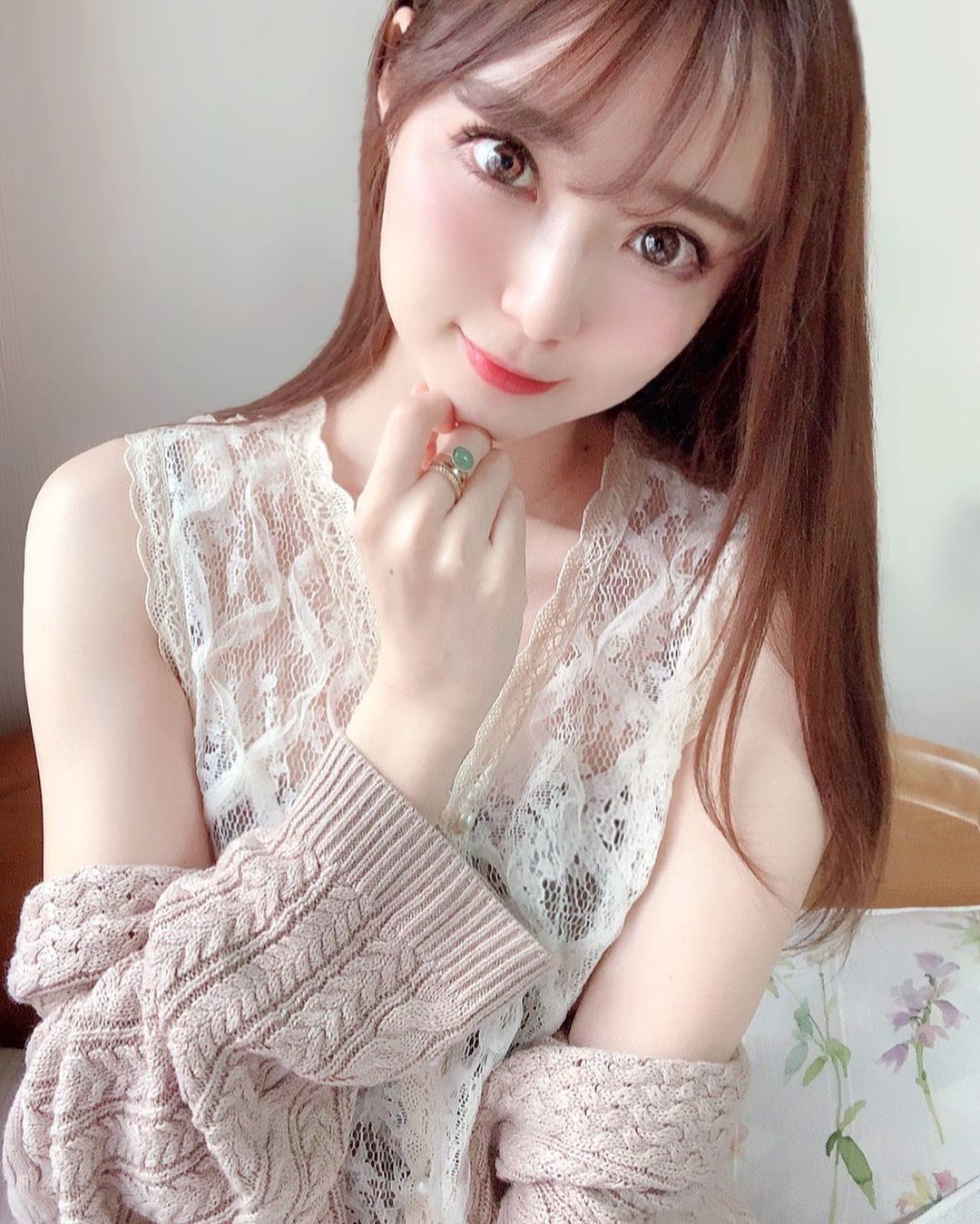 目前小越しほみ除了是人气赛车皇后外，同时也是一名时尚模特，参加过大大小小选美比赛，曾拿下2017、2018年日本赛车皇后大赏，推出过个人写真｢Sea for me｣，并且是各大综艺节目的常客，在各种场合，都不难捕捉小越しほみ的甜美身影。