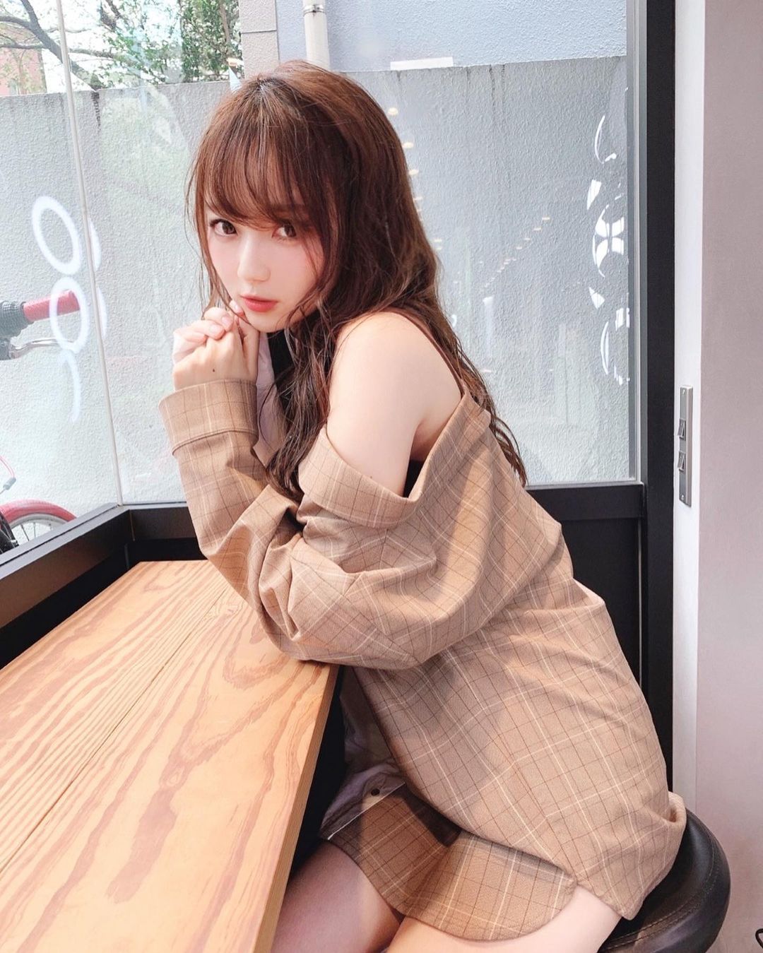 另外，点开小越しほみ的IG，上面也是相当有看头，里面不只有各式各样替工作拍摄的时尚美照，小女生最爱的甜萌自拍也没少，每张照片都散发浓浓的女友感，让人在不知不觉中，被小越しほみ的极品魅力给彻底攻陷了啊！