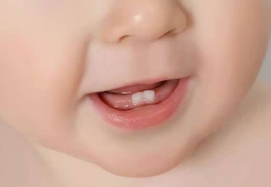 宝宝多大长第一颗牙？这5个＂小怪癖＂,是宝宝在说：我长牙了！