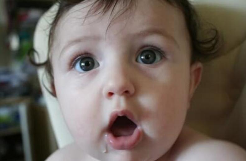 宝宝多大长第一颗牙？这5个＂小怪癖＂,是宝宝在说：我长牙了！