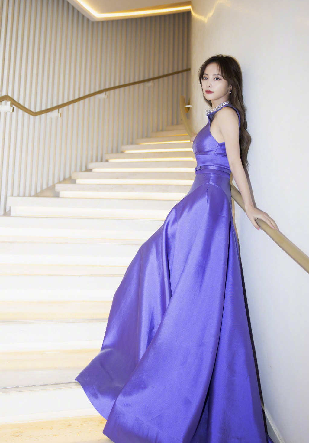她一袭紫色流光公主裙神秘又美丽。