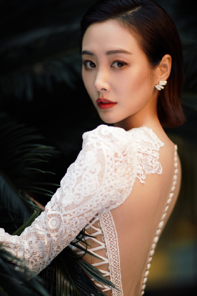 李纯回眸看向镜头，表情魅惑。