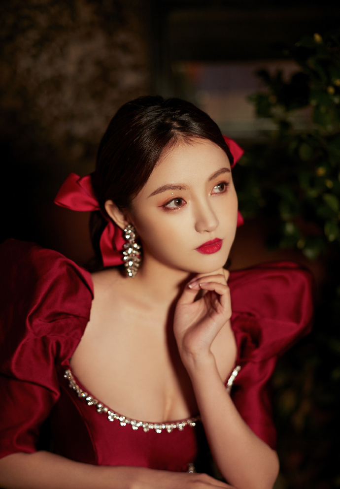 当晚，林小宅穿着宫廷风红裙，头戴蝴蝶结，似小公主。
