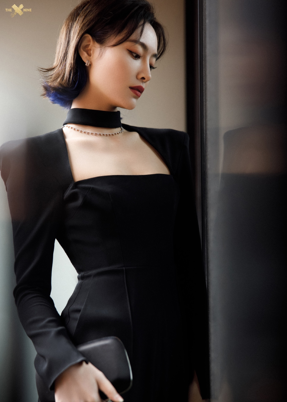 许佳琪穿黑色镂空设计礼服，大方秀锁骨。