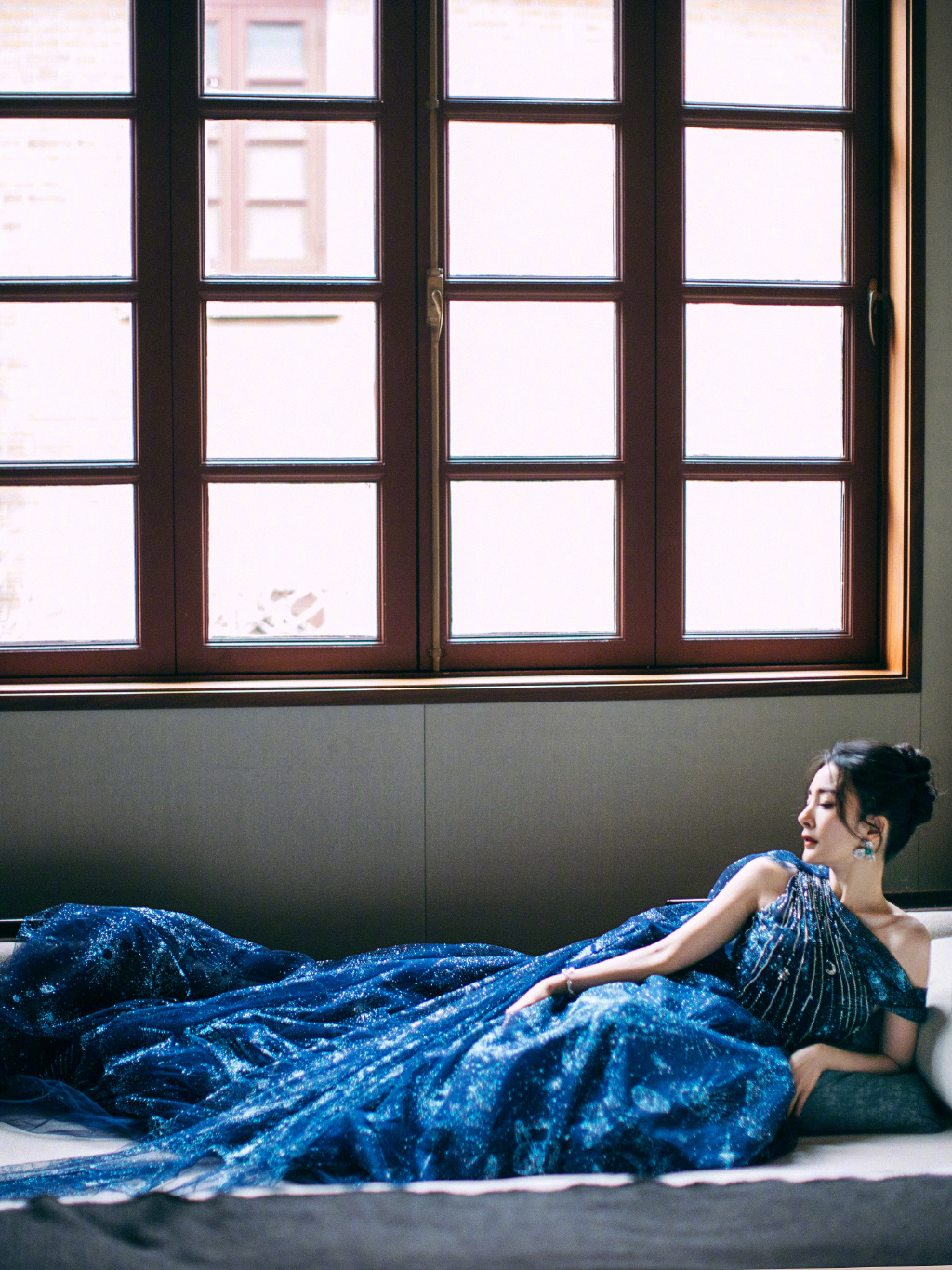 12月4日，杨幂最新活动造型写真释出，她身穿一袭拖尾星空蓝裙温婉至极，光着脚丫俏皮可爱。