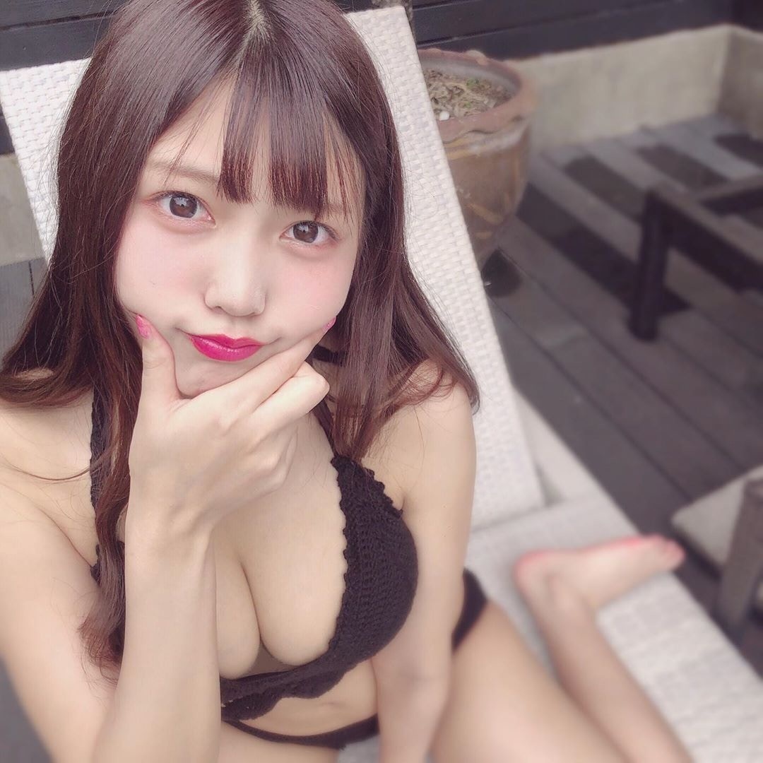 外表可爱的她，可是偶像女团「Maneki Keca」的门面担当，由其青春的形象替他加分不少呢～